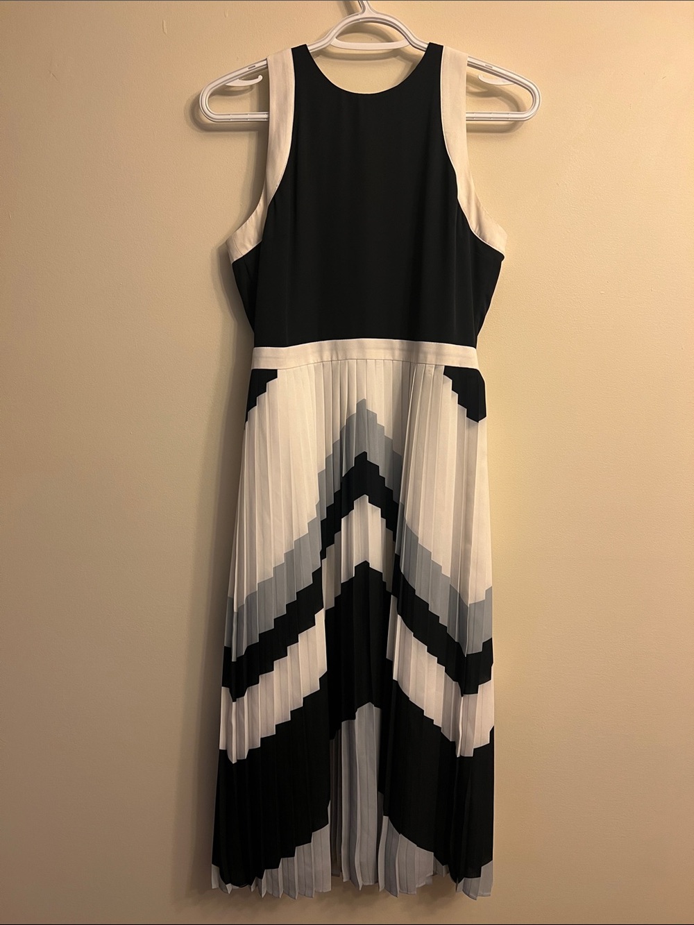 Like New Banana Republic Black and White Chevron Pleated Midi Dress
